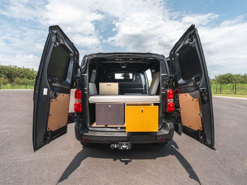 Schubladen im umgebauten Peugeot Van