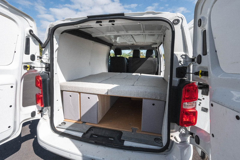 Innenansicht eines umgebauten Peugeot Expert mit installiertem Bett