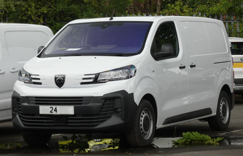 Dritte Phase eines Peugeot Expert 3 Nutzfahrzeugs, neues Logo